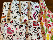 Load image into Gallery viewer, Mouse character knit print 
